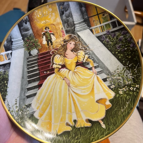 Vintage collectible plates - Picture 14 of 15